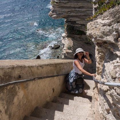 Mēs gan nokāpām, gan uzkāpām. Nākošajā dienā šīs kāpnes nofotografējām arī no jūras