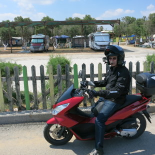 Pie mūsu kempinga "Creta Camping", kurā palikām 2 naktis