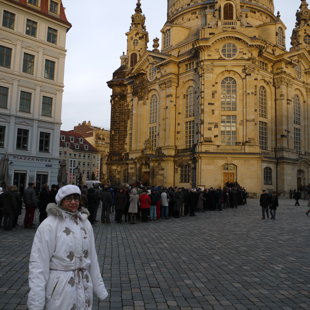 Vācieši stāv rindā pie baznīcas uz Ziemassvētku dievkalpojumu