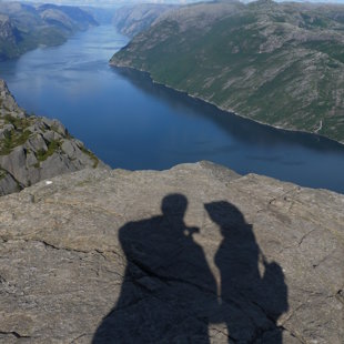 Tuvāk klints malai pieiet mums bija bail