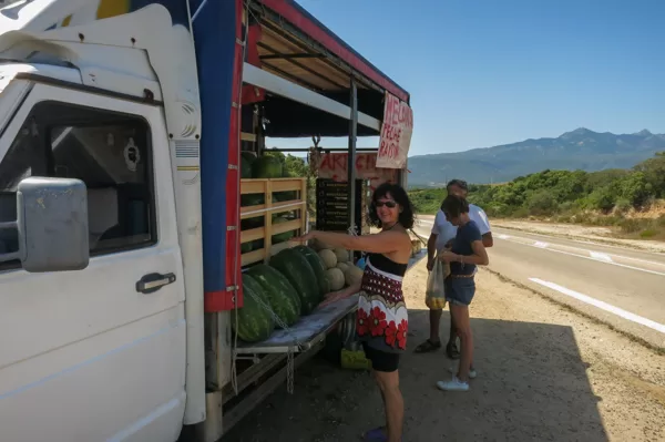Jautājām, vai šie lielie arbūzi ir no Korsikas? Pārdevējs atbildēja, ka no Sardīnijas.