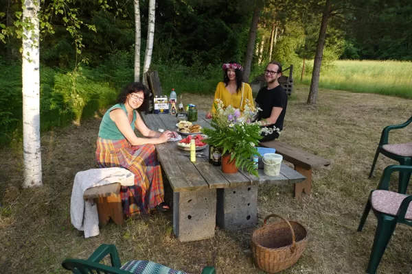 Jāņu ugunskura vieta skaistā koku ieskautā pļaviņā