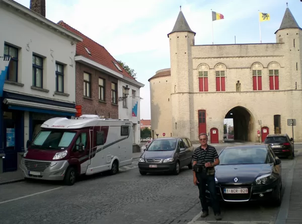 Šī ir vieta Briges vecpilsētā, kur mēs ar kemperi likumīgi palikām gulēt pa nakti.  