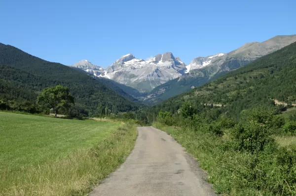 Pireneju kalni. Skats no Spānijas puses- aiz kalniem Francija