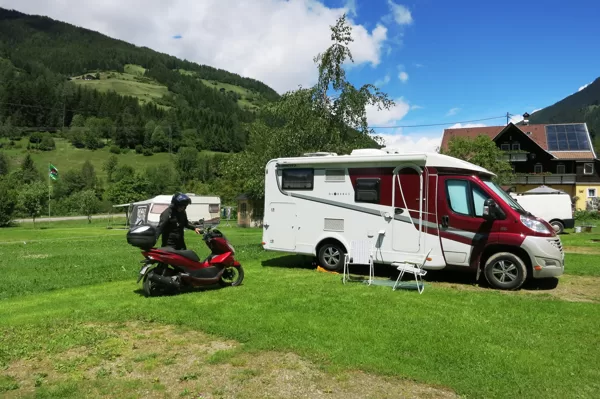 Kempings Lindlerhof Austrijā, netālu no Grosglockner 