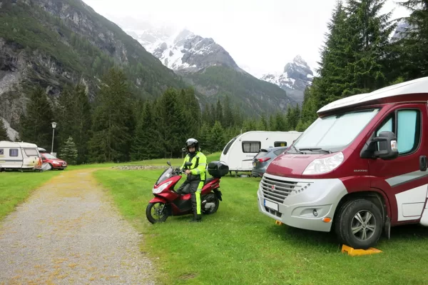 Kempings Trafoi Itālijā, netālu no kalnu pārejas Passo dello Stelvio